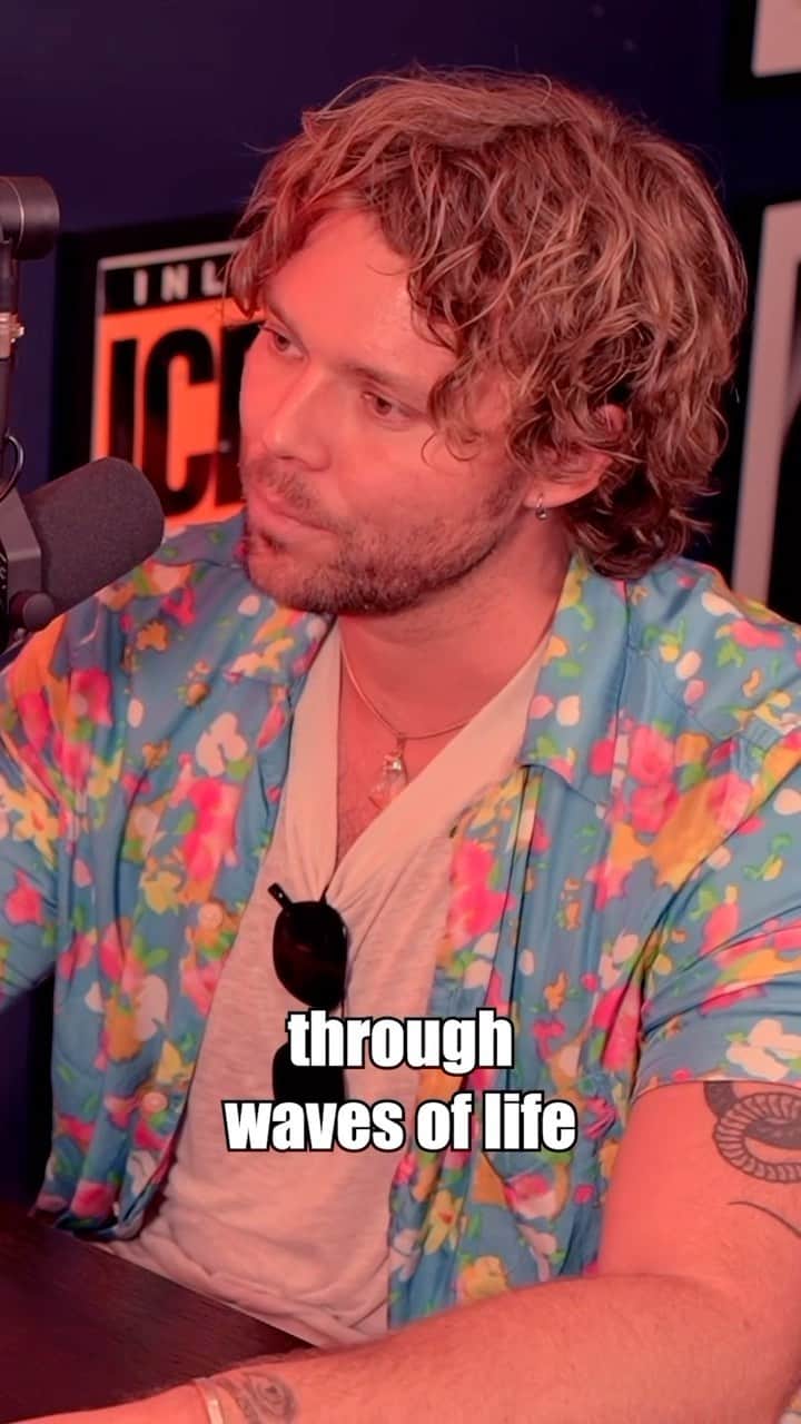 ジョエル・マッデンのインスタグラム：「Relationships are evolving projects that take work, space and time to grow. @ashtonirwin shares how @5sos do it and I was taking notes. This felt like this could apply to any relationship in my life ❤️✨🙏🤘 @altpress #artistfriendly」