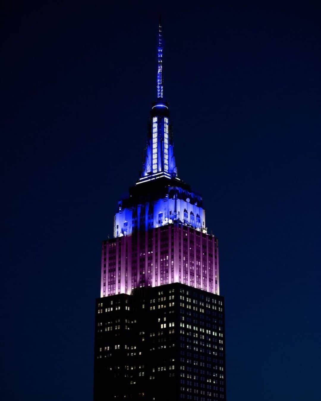 Empire State Buildingさんのインスタグラム写真 - (Empire State BuildingInstagram)「Tonight the Empire State Building shines in purple and blue to celebrate the first @PremierLeague Summer Series in the US.」7月29日 8時49分 - empirestatebldg
