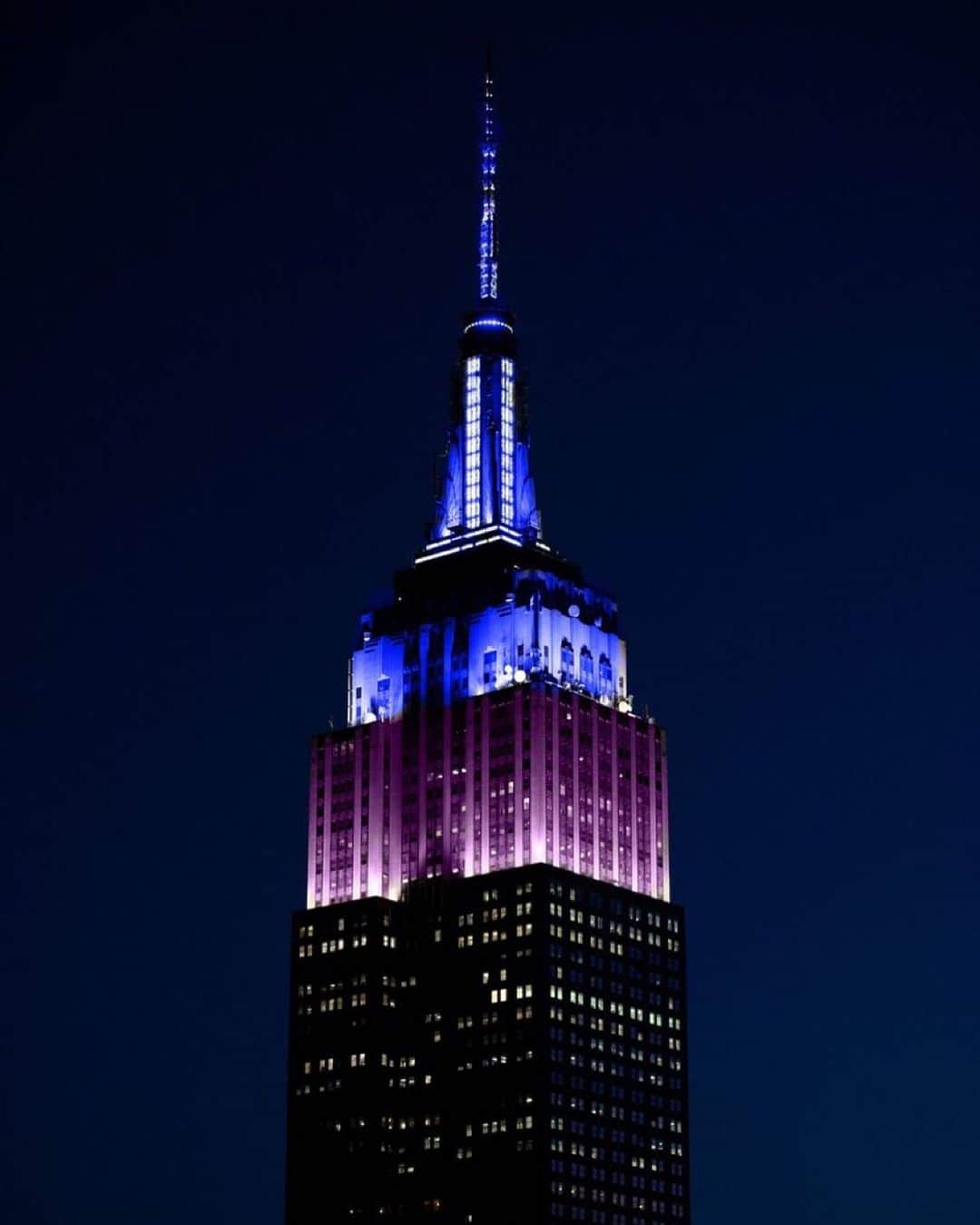 Empire State Buildingのインスタグラム：「Tonight the Empire State Building shines in purple and blue to celebrate the first @PremierLeague Summer Series in the US.」