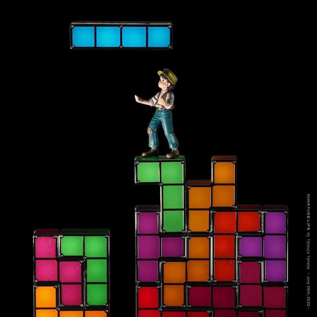 田中達也のインスタグラム：「⠀ “Tetris in the Sky” ⠀ “パズー”ルゲーム ⠀ ─────────────────── 《EXHIBITION info》 ⠀ 【MINIATURE LIFE展 in 福岡・大野城】 MINIATURE LIFE EXHIBITION in Fukuoka Jul. 22, 2023 - Sep. 3, 2023 ⠀ 【MINIATURE LIFE展2 in 沖縄】 MINIATURE LIFE EXHIBITION 2 in Okinawa Jul. 12, 2023 - Sep. 3, 2023 ⠀ 【ミニチュアの視点で見る日本－田中 達也】展 Japan from miniatures - Tatsuya Tanaka at Japan House São Paulo until : Oct. 8, 2023 ⠀ 【ミニチュアライフ 神戸エアポート】 MINIATURE LIFE × KOBE AIRPORT ⠀」