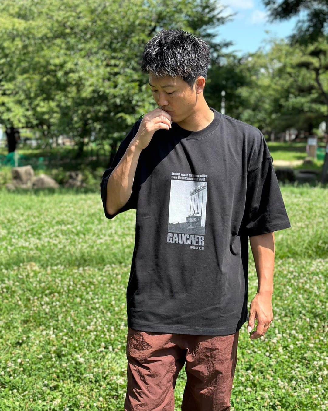 横山雄哉のインスタグラム：「.  とりあえず爪噛んでおいたら 何とかなる説😕  みなさん是非ポチッと購入。 しゃんす🙏」