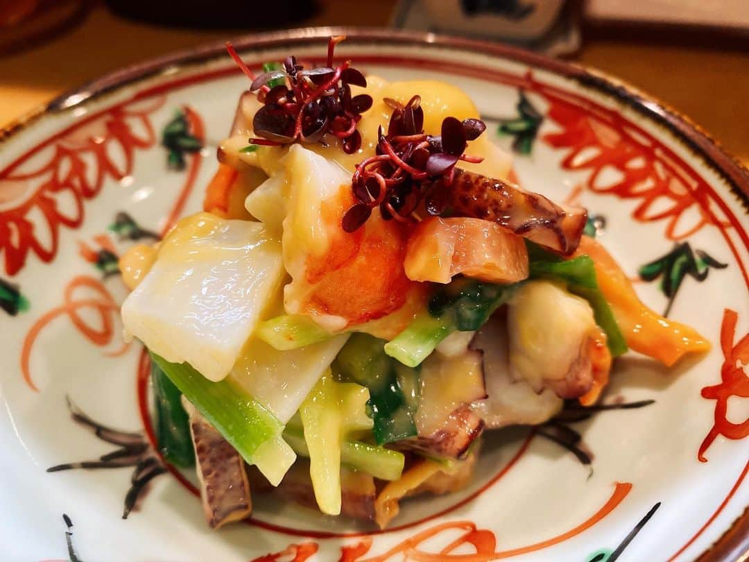 春風亭小朝のインスタグラム：「・  玉三郎さんと京都南座公演の打ち合わせをしたあと、お先に失礼して伺ったのが七条駅近くの『東寿し』さん  こちらは、季節の一品料理とお寿司を楽しむお店です  いただいたのは、てっぱい、鱧のおとし、平らぎ貝の炙り、トリ貝、赤貝、玉蜀黍の天ぷら、鱧と松茸の小鍋、寿司屋らしからぬ海老グラタンにフカヒレ煮、〆は握りと巻物にしました  メニューが豊富で楽しいお店ですよ  #京都グルメ  #寿司  #東寿し  #春風亭小朝」