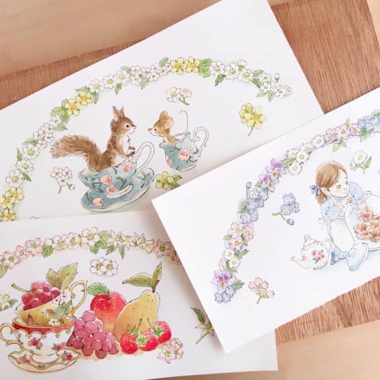 のインスタグラム：「紅茶工房Legina様  ティーバッグギフトボックス 🍃アフタヌーンティー 🍃ロイヤルミルクティー 🍃アールグレイ ３種それぞれ５個入り パッケージの水彩画を描かせて いただきました。 今年もお店に並んでいます♪ 帰省のお土産にいかがでしょう☕️  #紅茶専門店#紅茶#お土産#いなとめまきこ#奈良#ティータイム#水彩画#teatime#teabag#artwork」
