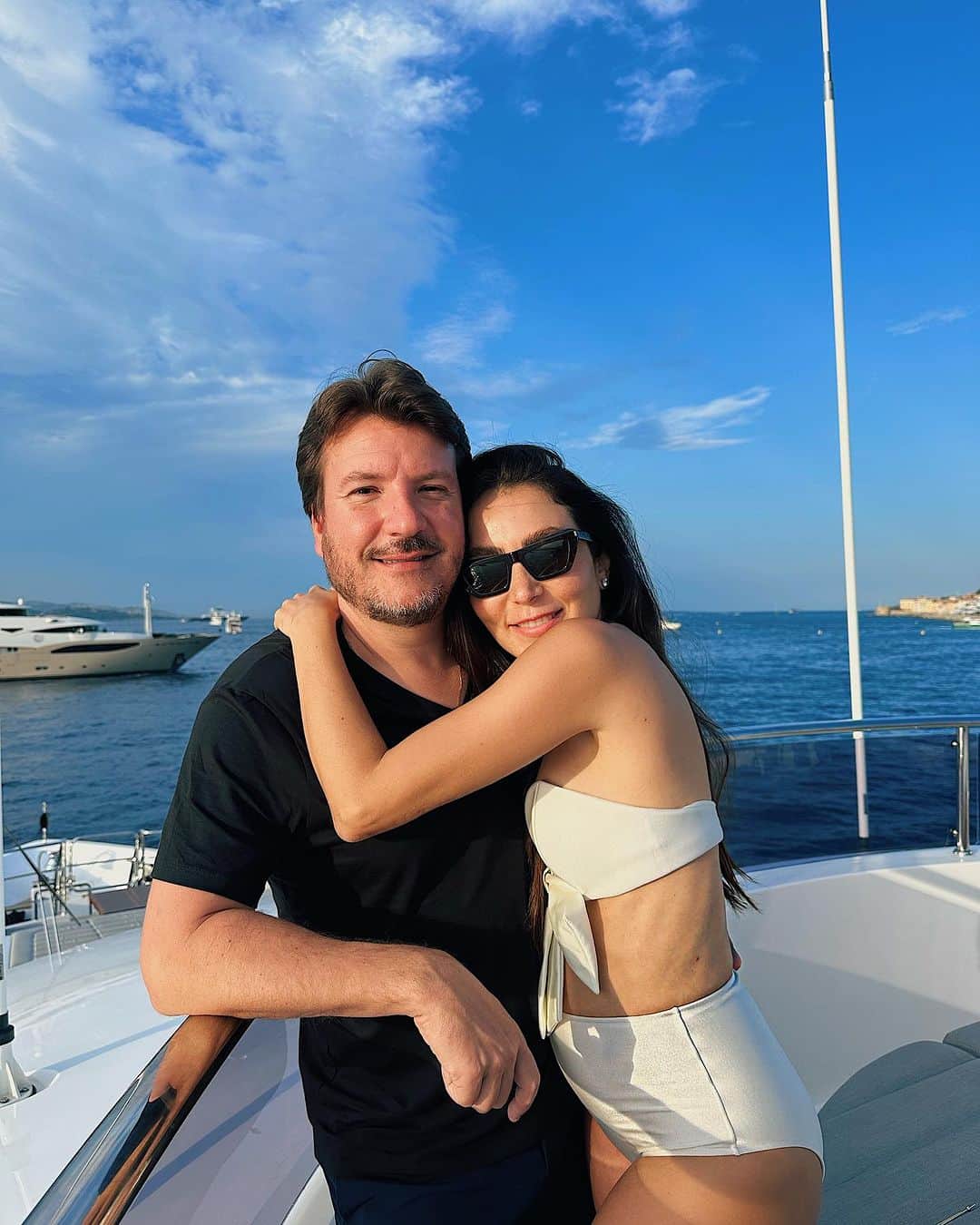 Lalá Noletoのインスタグラム：「Pai de 3 💙❤️💙 férias do casal #lalaemsttropez #lalaontour #boatlife」