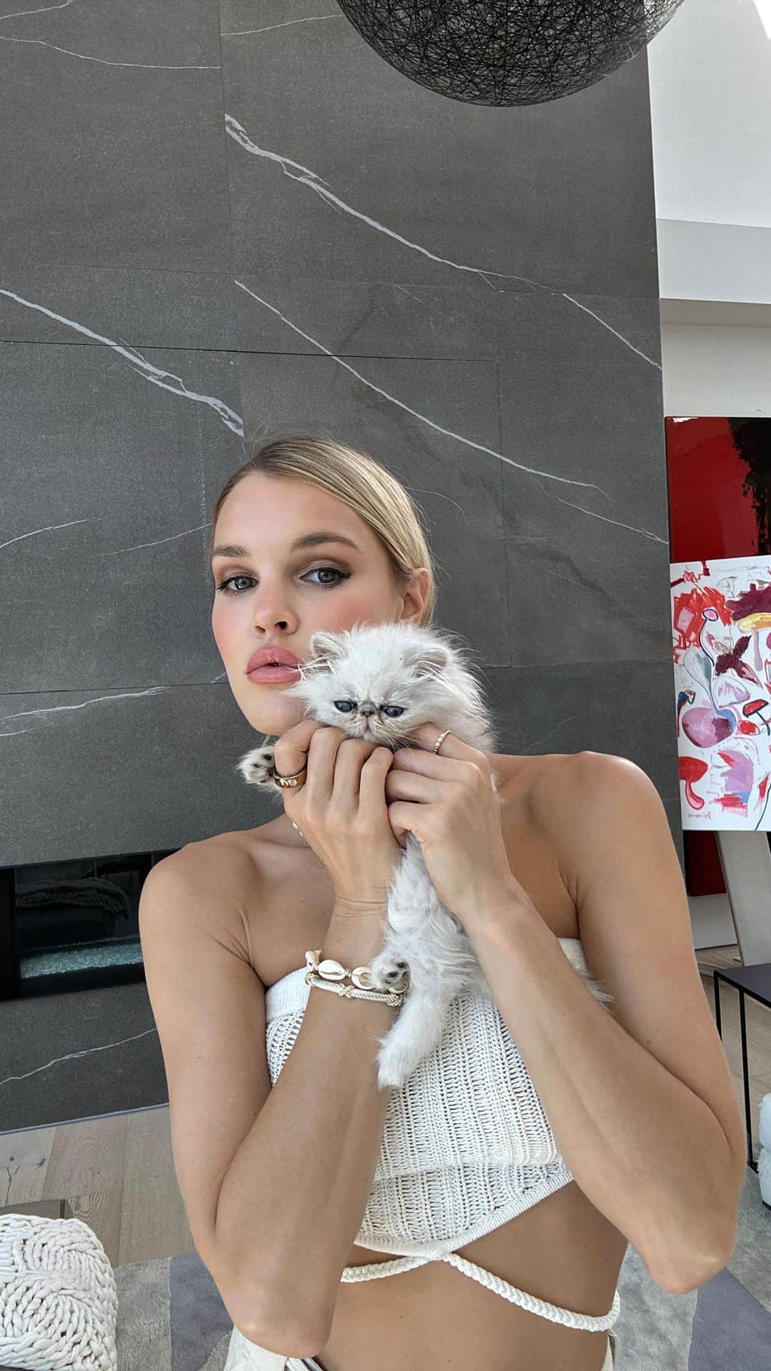 Joy Corriganのインスタグラム：「What’s your favorite @revolve look? 🧨❤️‍🔥✨🐱🐱」