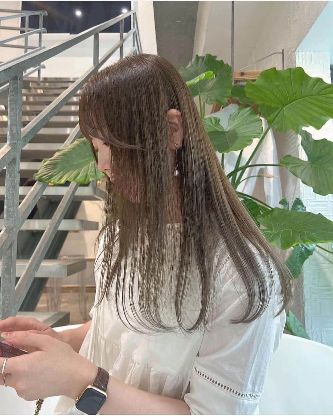 古賀美紀のインスタグラム：「#ブリーチなし でできる  「 #オリーブベージュ ❤︎」  暗いカラーをしていて明るくしたい方、色ムラがある方 地毛からの初カラーのお客様はダブルケアカラー  選択お願いします♡ 当日ベースを見てダブルケアカラー が 必要のないベースですと一回のカラーに メニュー変更可能です✨  ※top stylist指名料＋500 ※学割10%off  オススメ———————————— "プレミアムケアカラー"【毛髪強化剤】 ↪︎切れ毛枝毛を防ぎダメージ98％cut！ 高い染着力とカラーの持続性UP◎ 特別なコーティングをしてくれるトリートメント付き♡ ツヤツヤでサラサラな手触りになります＊ ———————————————  "set menu" "シャンプーブロー¥2700込み" 〜はレングス料金含む  ♡前髪カット＋ケアカラー ¥14,000~  【顔周り後れ毛cut＋¥500】  ♡前髪カット＋プレミアムケアカラー　¥16,200~ 【顔周り後れ毛cut＋¥500】  ♡カット＋ケアカラー ¥16100~  ♡カット＋プレミアムケアカラー¥18300~  ♡カット＋ダブルケアカラー ¥25300~  ♡ケアカラー＋トリートメント　¥18400~  ♡プレミアムケアカラー＋トリートメント　¥20600~  ♡前髪カット＋ケアカラー＋トリートメント¥20500~ 【顔周り後れ毛cut＋¥500】  ♡前髪カット＋プレミアムケアカラー＋トリートメント　¥22700~ 【顔周り後れ毛cut＋¥500】  ♡カット＋ケアカラー＋トリートメント　¥22600~  ♡カット＋プレミアムケアカラー＋トリートメント　¥24800~  ♡前髪カット＋ダブルケアカラー¥23200~ 【顔周り後れ毛cut＋¥500】  ♡カット＋ダブルケアカラー ¥25300~  ♡ダブルケアカラー ＋トリートメント ¥27600  #ブリーチ無し #オリーブグレージュ  #オリーブカラー  #アッシュグレージュ  #アッシュグレー  #シースルーバング  #おくれ毛カット」