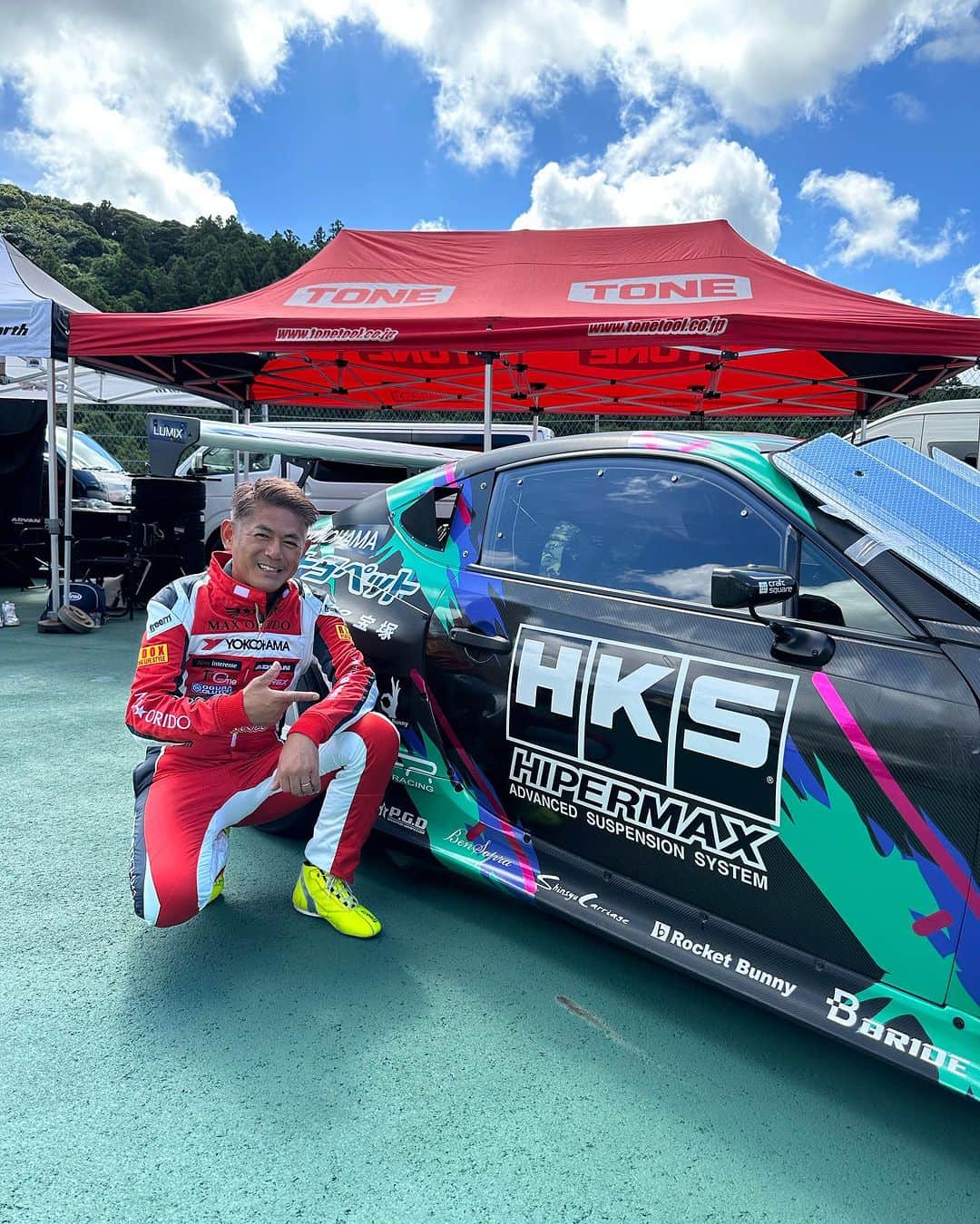 織戸学のインスタグラム：「新しいレーシングスーツは @freem_motorsport_japan   @themagarigawaclub  @hks_japan   @freem_motorsport_japan   最高の天気」
