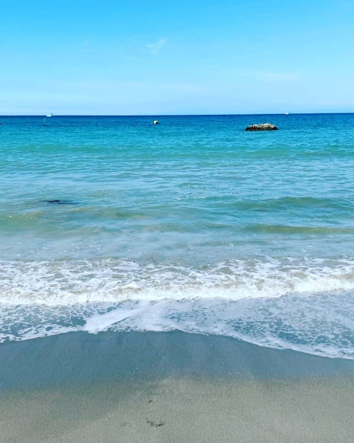 鈴木桃子のインスタグラム：「暑中お見舞い申し上げます🏖️  #久しぶりの海😊 #葉山」