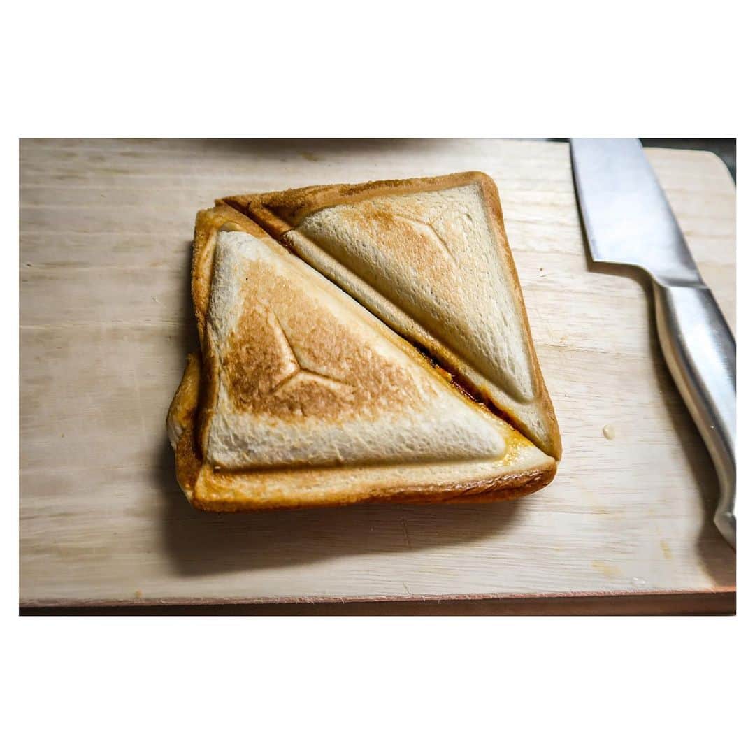江口雅也さんのインスタグラム写真 - (江口雅也Instagram)「久しぶりにホットサンドメーカーで朝ごパン🥪  中身は ・ベビースピナッチ ・ホワイトマッシュルーム ・炒り卵 ・チーズ  最高のパフォーマンスを出す為にオフの時間の有効活用はマストなんだもん。  #cook  #cooking  #hotsandwich  #料理男子 #自炊男子 #朝ごパン  #器のある暮らし  #器のある生活  #小石原焼き  #小石原焼を使おう  #福岡 #東峰村 #飛び鉋」7月29日 9時36分 - masaya0429