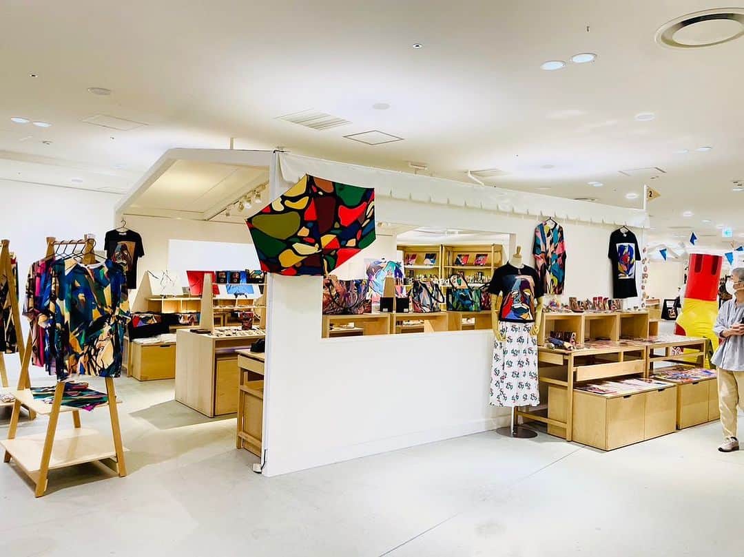 冨永ボンドのインスタグラム：「【大阪】うめだ阪急百貨店、今日と明日の２日間（29日&30日）在廊します。  ・ライブペイント ・ボンドアートアート創作ワークショップ（予約完売しました） ・原画とグッズの物販  です。  関西近郊の皆様、お買い物ついでにお気軽にお立ち寄りくださいませ。楽しみにお待ちしています！  No failure in Art. 冨永ボンド  ____________________________________ #アート #画家 #現代アート #コンテンポラリー #絵描きさんと繋がりたい #絵描き #ライブペイント #ボンドアート #ボンド #木工用ボンド #接着剤 #美術 #芸術家 #芸術 #マチエール #フォローミー #抽象画 #ペインティング #ペイント #アートセラピー #アーティスト #カラフル #色彩 #絵画 #作品 #コニシ株式会社 #富永ボンド #アクリル #絵 #冨永ボンド」