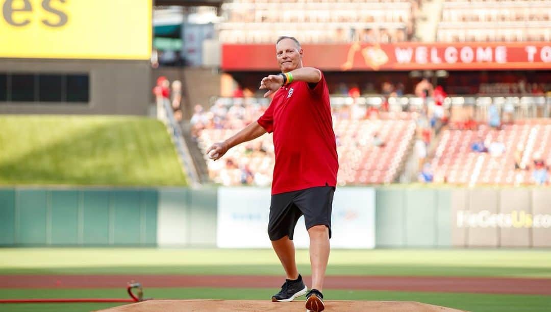 のインスタグラム：「Believe.  Coach Donnie Campbell, Jason Sudeikis’ high school basketball coach and inspiration for Ted Lasso, tossed a first pitch prior to tonight’s game!」