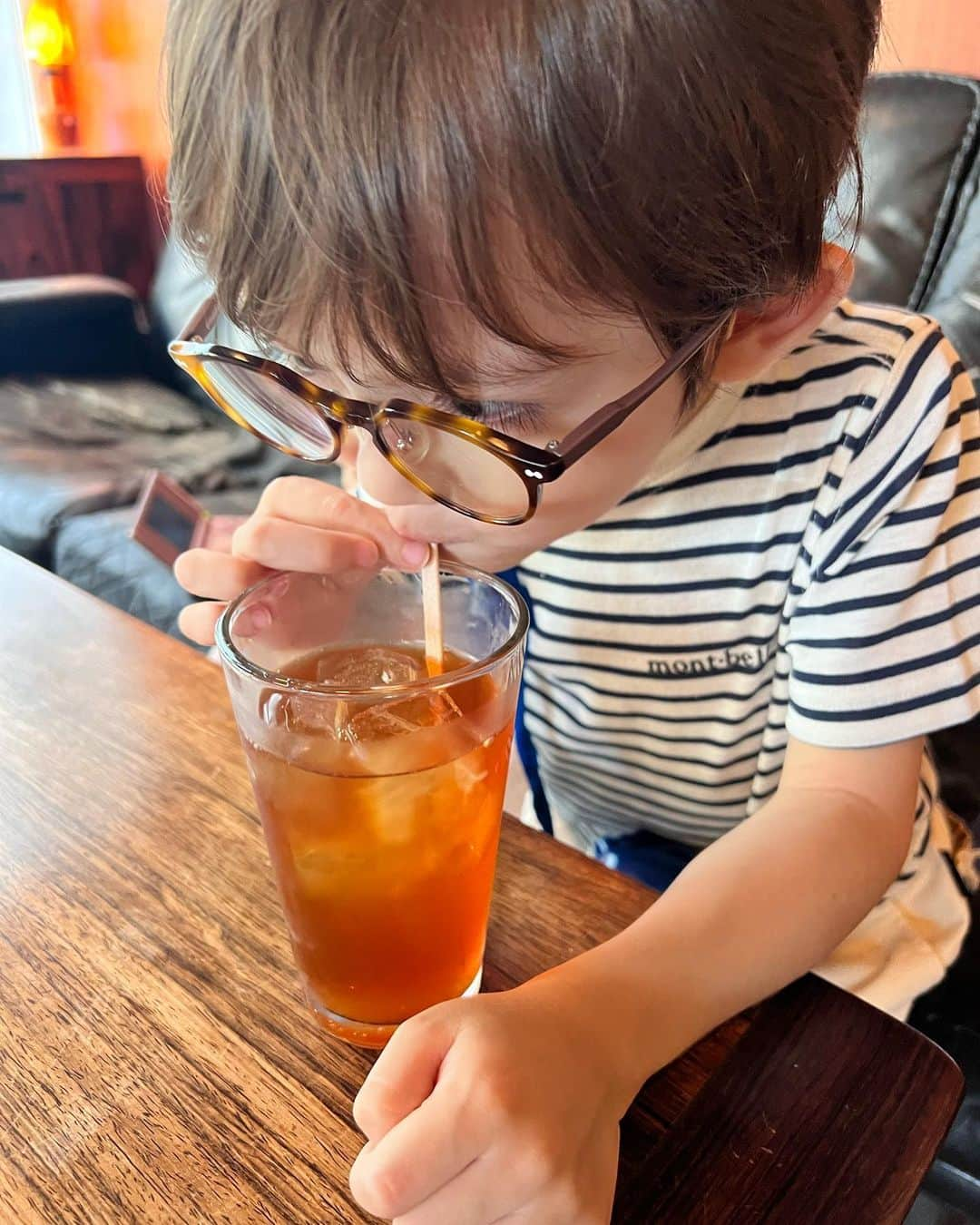 ウィリアムのインスタグラム：「☕️  カフェに行ってすぐにマドラーを吸い出すウィリー🤣🤣🤣  ストローじゃないよ💦よくみて！！  出てこないよっだって😭💦  #マドラー #ストロー #マドラーをストローと間違える #マドラーをストローと勘違いして吸うやつ #マドラーをストローと勘違い #3歳 #ウィリー #ウィリアム」