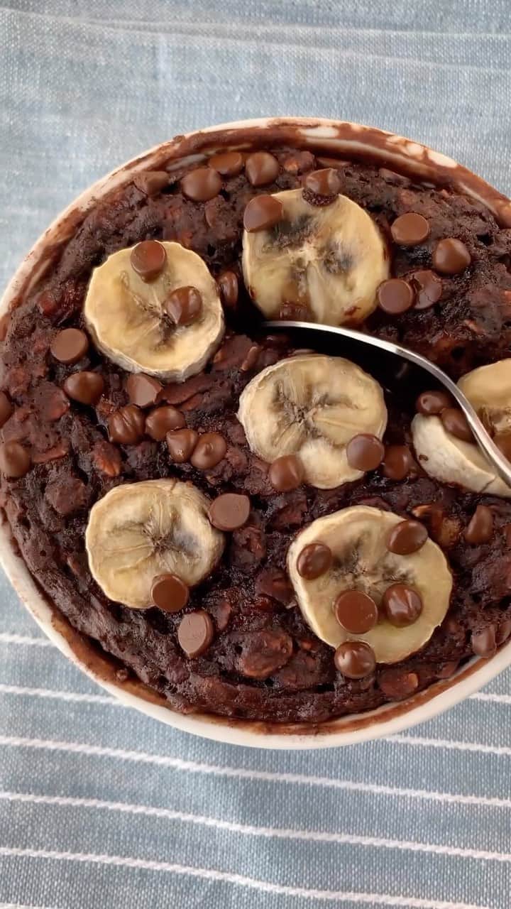 のインスタグラム：「Chocolate Baked Oats 🥰 by @healthyfitnessmeals  . 1/2 ripe banana, mashed  1/2 cup oats  2 tbsp cocoa powder  1/4 cup almond milk  1/2 tsp baking powder  1 tsp vanilla  1 tbsp nut butter  1 tbsp maple syrup  2 tbsp dark chocolate chips (optional) Sliced bananas (optional)  . Bake at 400 for 18-20 mins. Let it cool before servings. . It comes out gooey and moist. Not like cake.」