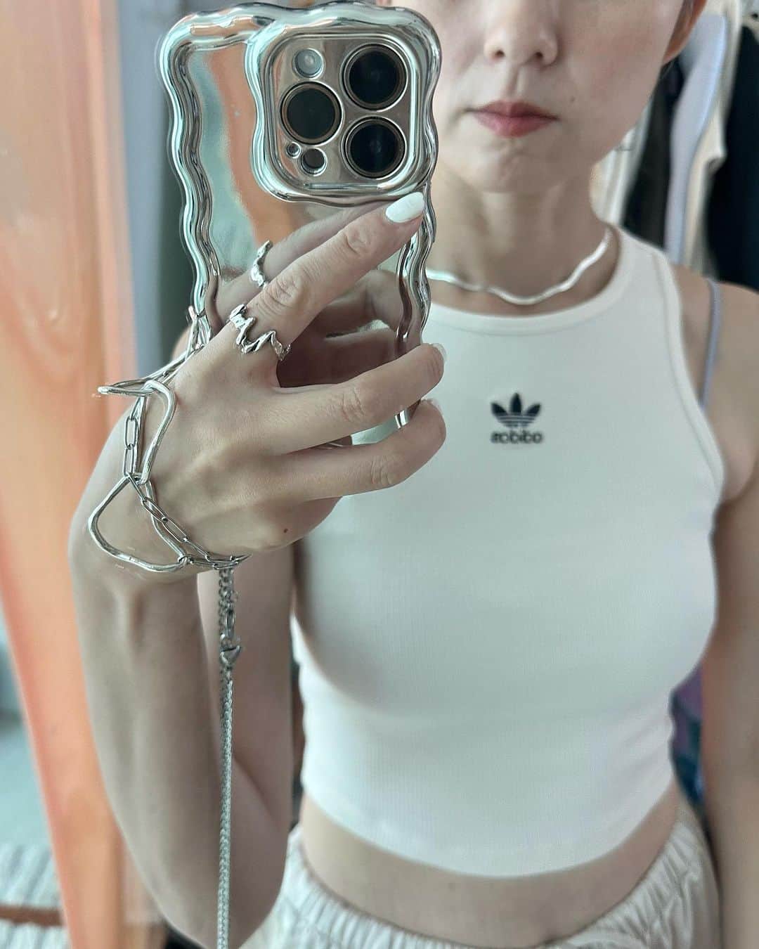三苫愛のインスタグラム：「今日は朝からお買い物ライブしまして、突然欲しくなった @stanley_brand のデカめ水筒をどれにするかみんなと一緒に決めてもらい、早速使ったのですが、最高でした。 水を2リットル飲むのは容易ではないですね👨🏽‍🦳 そして整理されてないクローゼット、ここにドアがつく予定でかれこれ2年ほど経っております🦥 息子が良くなったとおもったらまさかのOTTOに移り、バタバタな日々が続きそうです🫨🫨🫨🫨🫨 topsは @adidas 🫨 追記:iPhoneケースのお問い合わせが多かったので @auramma.collections でみつけました。」