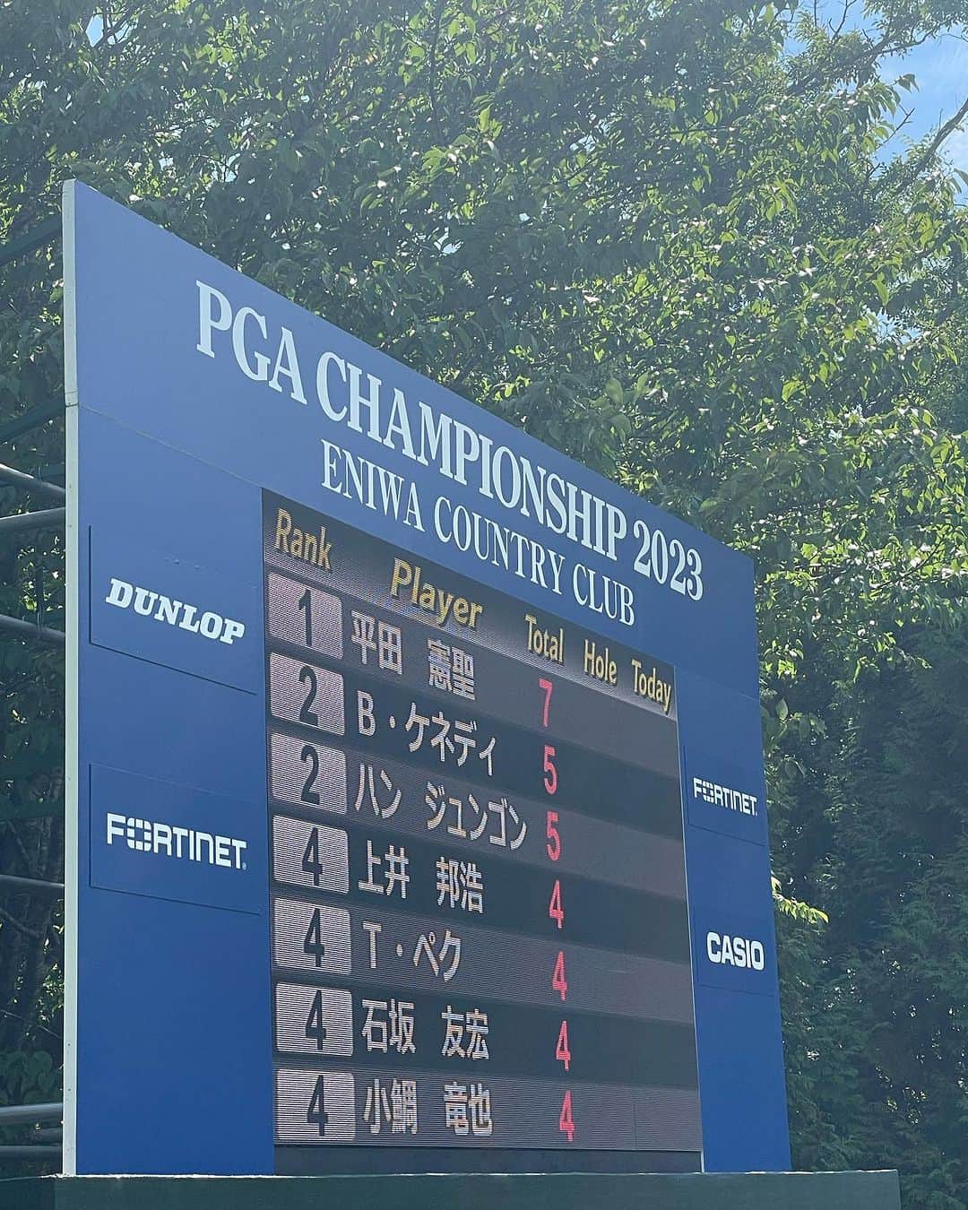  JGTO 男子プロゴルフツアーのインスタグラム：「日本プロゴルフ選手権大会 3日目 朝から気温が上がっていますが、これまでの2日よりも風が吹いている分、日陰では心地良く感じるかもしれません😌 ただ、選手達にとってはこの風が難敵になるかも❗️ 大会の模様は以下の放送局で👍 【放送時間】08:00～12:00 【放送ラウンド】Round 3 【放送局】CS放送【日テレG＋】／1番H中継  【放送時間】12:00～16:30 【放送ラウンド】Round 3 【放送局】BS日テレ(LIVE)」