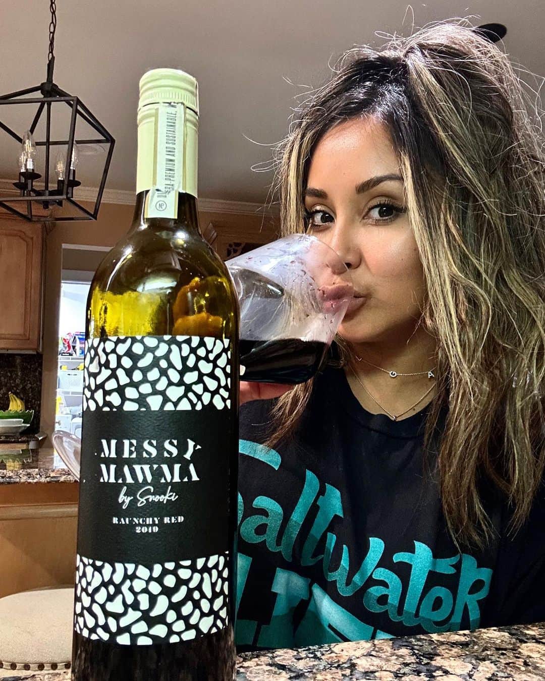 ニコール・ ポリッツィのインスタグラム：「FRIDAY VIBEZ ✨🍷 RAUNCHYY RED @messymawmawine」