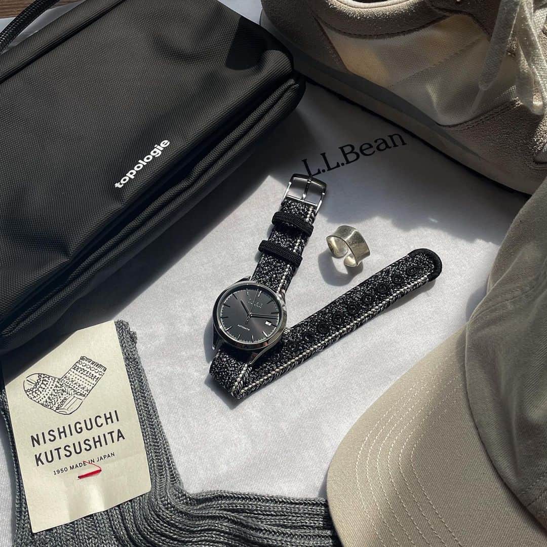 Maker's Watch Knotのインスタグラム：「. こんにちは！ 京都ギャラリーショップの竹村です⛩️  暑い日が続いてますねー💦 こんな季節には、通気性も良く軽く着け心地も抜群で 汗が気になる方には、とてもオススメな組紐ストラップ🪢  今回自分は お気に入りのアイテムに合わせて モノクロでシンプルに纏めましたが、  組紐はシルクで出来ておりますので シルクならでは鮮やかな発色も特徴です◎  個人的なオススメとしては 靴下と腕元のカラーリングを合わせてみるのも 夏ならでは楽しみ方だと思います👍  是非色んなカスタマイズ楽しんでみてくださいっ！  時計:オートマティック（AT-38SVBK） ストラップ:昇苑くみひも綾高麗（AK-1817） バックル:EB-18SV  #knotwatch  #watch #wristwatch #madeinjapan #ノット  #時計 #腕時計  #国産時計  #カスタムオーダー  #京都  #kyoto  #河原町　#kawaramachi  #三条 #sanjyo #kyotojapan   #京都観光　#kyototrip #kyototravel  #japantravel  #japantrip #손목시계  #手表　#手錶　#맞춤형　#定制　#교토」