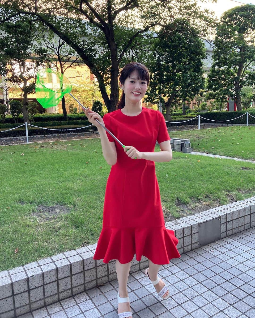 谷尻萌さんのインスタグラム写真 - (谷尻萌Instagram)「おはようさん💕 さあ、7月最後の週末やな☀️ みなさん体調大丈夫ですか？🥹 昼も夜も猛暑が続くから 疲れやすいよな〜💦 自分で思っている以上に 疲労がたまっていると思うから〜 無理しんようにしてな😊 こまめに休憩をとるようにするんやで♪👍  6:30台のエンタメの受けでも お話したんやけど〜蝉取りのコツは 木の節を探すことやと思うで♪ なんでかっていうと 節かなって思ったら 蝉だったことが多いからやよ👍 この夏は虫探しをやってみたいと話されていた 綾瀬はるかさんも 是非せみとりも 楽しんでいただけたら嬉しいわ〜🥰💕❤️ 捕まえたアブラゼミの雄と雌の蝉は すぐに木に戻してあげたで😘 私が恋のキューピットになったかも〜♪😋❤️👍  ほな素敵な週末を🍀  #めざましどようび #お天気キャスター #蝉取りのコツ #恋のキューピット？」7月29日 10時04分 - tanijiri_moe