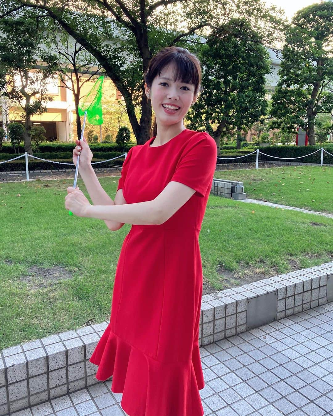 谷尻萌さんのインスタグラム写真 - (谷尻萌Instagram)「おはようさん💕 さあ、7月最後の週末やな☀️ みなさん体調大丈夫ですか？🥹 昼も夜も猛暑が続くから 疲れやすいよな〜💦 自分で思っている以上に 疲労がたまっていると思うから〜 無理しんようにしてな😊 こまめに休憩をとるようにするんやで♪👍  6:30台のエンタメの受けでも お話したんやけど〜蝉取りのコツは 木の節を探すことやと思うで♪ なんでかっていうと 節かなって思ったら 蝉だったことが多いからやよ👍 この夏は虫探しをやってみたいと話されていた 綾瀬はるかさんも 是非せみとりも 楽しんでいただけたら嬉しいわ〜🥰💕❤️ 捕まえたアブラゼミの雄と雌の蝉は すぐに木に戻してあげたで😘 私が恋のキューピットになったかも〜♪😋❤️👍  ほな素敵な週末を🍀  #めざましどようび #お天気キャスター #蝉取りのコツ #恋のキューピット？」7月29日 10時04分 - tanijiri_moe