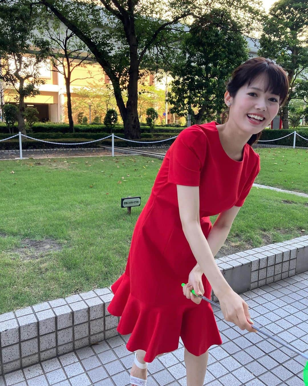 谷尻萌さんのインスタグラム写真 - (谷尻萌Instagram)「おはようさん💕 さあ、7月最後の週末やな☀️ みなさん体調大丈夫ですか？🥹 昼も夜も猛暑が続くから 疲れやすいよな〜💦 自分で思っている以上に 疲労がたまっていると思うから〜 無理しんようにしてな😊 こまめに休憩をとるようにするんやで♪👍  6:30台のエンタメの受けでも お話したんやけど〜蝉取りのコツは 木の節を探すことやと思うで♪ なんでかっていうと 節かなって思ったら 蝉だったことが多いからやよ👍 この夏は虫探しをやってみたいと話されていた 綾瀬はるかさんも 是非せみとりも 楽しんでいただけたら嬉しいわ〜🥰💕❤️ 捕まえたアブラゼミの雄と雌の蝉は すぐに木に戻してあげたで😘 私が恋のキューピットになったかも〜♪😋❤️👍  ほな素敵な週末を🍀  #めざましどようび #お天気キャスター #蝉取りのコツ #恋のキューピット？」7月29日 10時04分 - tanijiri_moe