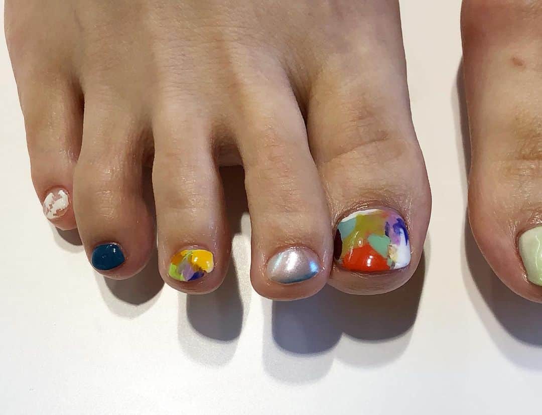 関根祥子さんのインスタグラム写真 - (関根祥子Instagram)「🌈🍉🌱☀️🏔🧑🏻‍🎤🐳  わいわーい夏のフット  #mojonail #nails#pedicure」7月29日 10時01分 - mojonail_shokosekine