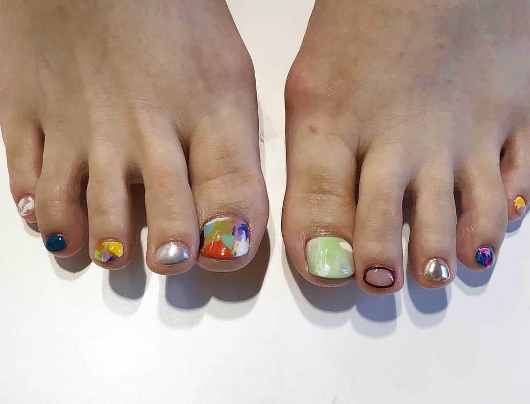 関根祥子のインスタグラム：「🌈🍉🌱☀️🏔🧑🏻‍🎤🐳  わいわーい夏のフット  #mojonail #nails#pedicure」
