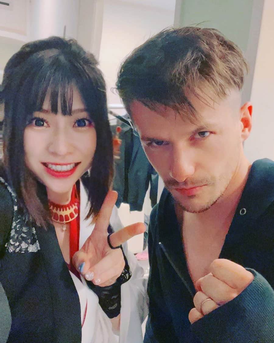 鈴華ゆう子のインスタグラム：「和楽器バンドの新曲、The Beastのビーストさん役のロバ。実は、Beast役の彼、顔出ししてないけどフランス人で🇫🇷とてもイケメンな方でした。@robinbardepro  俳優さんで、なんと日本語ペラペラ！かなり驚きましたー！ 顔出ししてないの勿体無いレベル(*ﾉ∀`*) A donkey in the role of Mr. Beast in Wagakki Band's new song The Beast. Actually, the man who played the beast didn't show his face, but he was French 🇫🇷 and he was a very handsome man. He's an actor, and he's fluent in Japanese! I was quite surprised!  #和楽器バンド #theBeast #鈴華ゆう子 #robinbardepro #wagakkiband  #yukosuzuhana」
