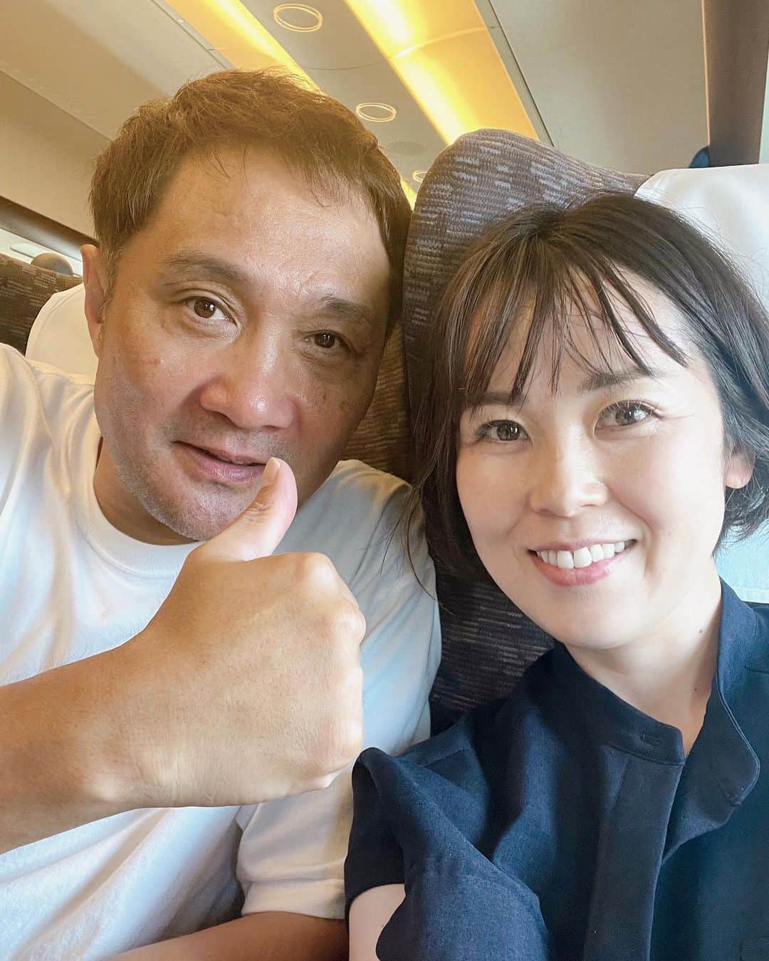 平山智加のインスタグラム：「先日の蒲郡の行きの新幹線で 竹原慎二さんがまさかの隣に座って 勇気を出して声をかけたら 気さくにお話してくれました^_^ ボートレースのお仕事帰りだったそうで 奇遇でした！ アイスコーヒーまでご馳走になり 色々なお話出来て最高でした😃  #竹原慎二  #ボートーレース  #平山智加」