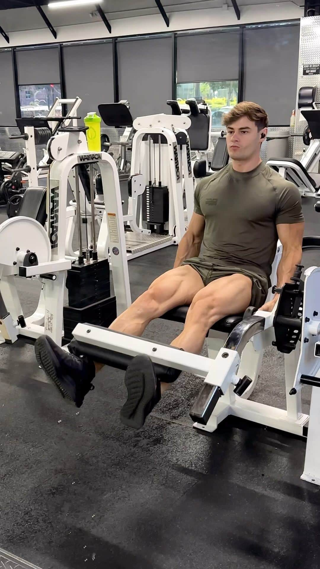 Jeff Seidのインスタグラム：「Leg day 😤 (Full Workout Below)  Quad Extension: 5 x 50, 25, 15, 10, 8 Leg Press: 5 x 8-10 Hack Squats: 4 x 10-12 Superset: Adductions & Abductions Machine: 3 x 15 Barbell Lunges: 3 x 10 Lying Hamstring Curls: 4 x 8 Standing Hamstring Curls: 4 x 10 Stiff Legged Deadlifts: 3 x 6-8 Seated Calf Raises: 4 x 8-10 Donkey Calf Raises: 4 x 8-10  My focus was to do a static hold at each contraction with a slow negative. Tbh I’m going a little too fast in this video of me doing the quad extensions, granted it was a huuge pump. Focus on that mind muscle connection and try to finish at failure. @vqfit」