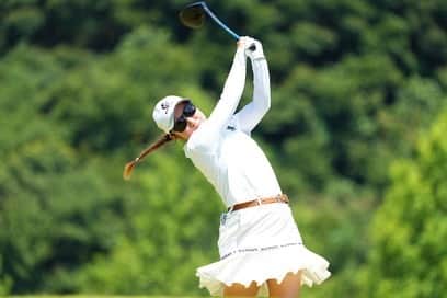 小林咲里奈のインスタグラム：「CastrolLadies2023  とにかく暑く、完走する事が最大の目標でした！😎☀️笑  目標がシンプルなだけに、ゴルフもシンプルに出来たかなと感じてます！  2日目、悔しかったし、もったいない！って凄く思いましたが、そのホールが終われば次の一打に向き合う。っていう単純で難しい事が少しはできたのが、何よりもの収穫です！！  3日間中、ノーボギーラウンド2日間も収穫の１つです！  また、こーゆう球打てたらな？とか、課題も明確にしてくれたのはやはり試合だからだし、沢山色々感じれて楽しかったです！  また次戦に向けて、練習して、技を磨けたらと思います🏌️‍♀️  最後に、たくさんの応援、直接連絡くれた方々もありがとうございました☺️  心強いです💪  #assist #樹塗防 #deepchage @ura_sports  @graphite_design_official  @titleist_japan  @callawaygolf_japan」