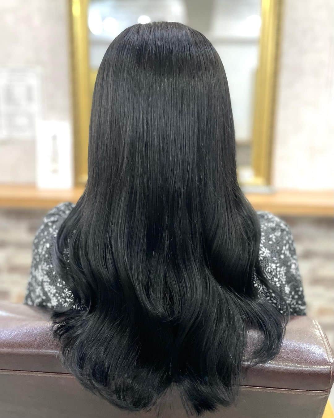 salon PRATiNO(サロンプラチノ)のインスタグラム：「. 就活用にもオススメ、#暗髪 スタイル🫶🏾  真っ黒すぎるのは重たくなってしまうし 今後カラーリングも楽しみたい、という方には 黒っぽく見えるアッシュ系で染めるのがオススメ◎  艶と透明感が出てナチュラルな仕上がりになりますよ😊  . . .  #hair#pratino#clavis#ハイトーン#韓国ヘア#デジパ#縮毛矯正#名古屋美容院#栄美容院#ショートカット#ウルフカット#透明感カラー#クラビス#酸熱トリートメント#ダメージ毛#ヘアサロン#女性スタッフのみ#ボヤージュコスメ #白髪染め#ペールカラー#エクステ#シールエクステ#ヘアメ#アイブロウ#メンズアイブロウ#メイク#ファイバープレックス」