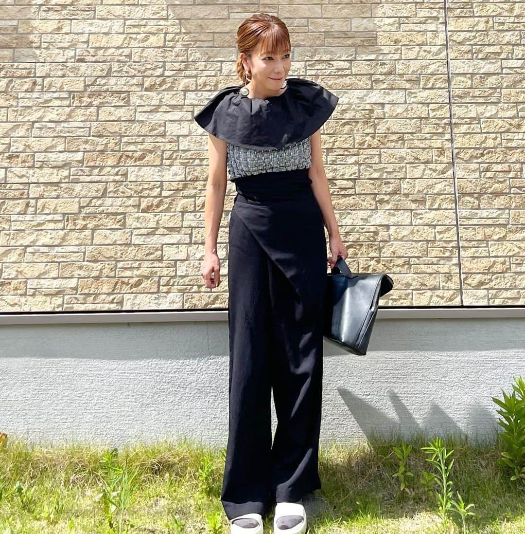 安村幸子のインスタグラム：「お久しぶりのママコーデ。。。 @hiand_official のポップアップでゲットしたトップを着ました🖤本間に着やすくて可愛い❕❕ 今日はパンツと合わせたけど、ボトム選ばず着回しきくので沢山着ようと思います😁 色々なシーンで使えそう💭可愛いスタッフちゃんがセットアップで着てたのも可愛いかった🥹✨ @hiand_official のポップアップは8月1日までです❕❕ 是非阪急うめだ本店へ行かれる方は4階の @hiand_official へ🖤 #ままコーデ #モノトーン #hiand #阪急うめだ本店 #ポップアップストア」