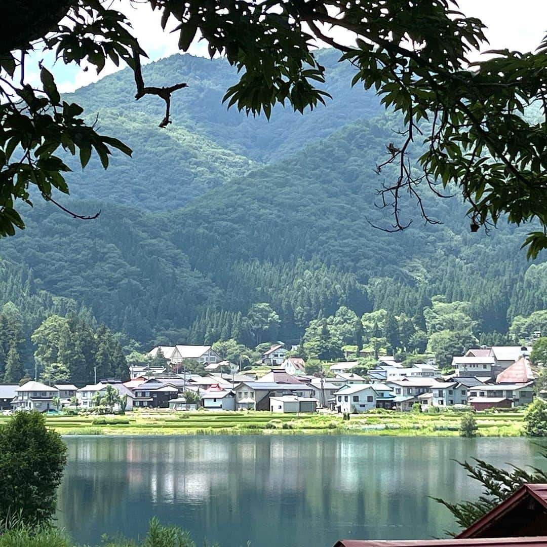 森井ユカのインスタグラム：「福岡から長野へ（相変わらず逃亡犯のような足取り）。長野に海はないのですが湖が多くてどこも美しいのでぜひ行ってみてくだサイ🦏中綱湖の映り込みブラボー！👏 #中綱湖 #大座法師池 #木崎湖   Nagano Prefecture in Japan has no sea, but the lakes are wonderful!」