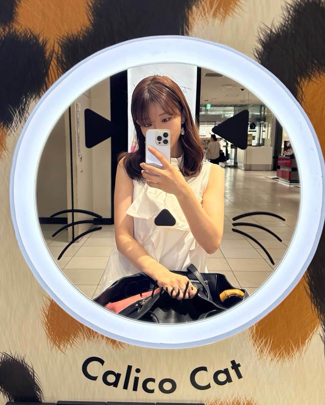 のインスタグラム：「🐈 大好きな　@celvoke.jp  新宿伊勢丹でベースメイクコレクションの先行発売があったので 混み合うかなって思って伊勢丹オープンと同時に来店❣️🏃‍♀️  伊勢丹限定アイパレットの EX05は必須！  薄膜で肌を綺麗に見せてくれるファンデもクオリティを上げるために 専用ブラシもゲット！  新メイクアップ クリエイティブ ディレクターに鷲巣裕香氏を迎えての初コレ クションとなる2023 A/W Makeup Collectionを記念し、スペシャルイベ ントを開催。  全国どこよりも早くAWのベースメイクが購入できますよ🌼 日時:7月26日(水)~8月1日(火) @伊勢丹新宿店  今回ゲットしたコスメでメイクするのが楽しみ❤️‍🔥☺️ #celvoke #セルヴォーク #2023秋メイク#潤光肌ファンデ」
