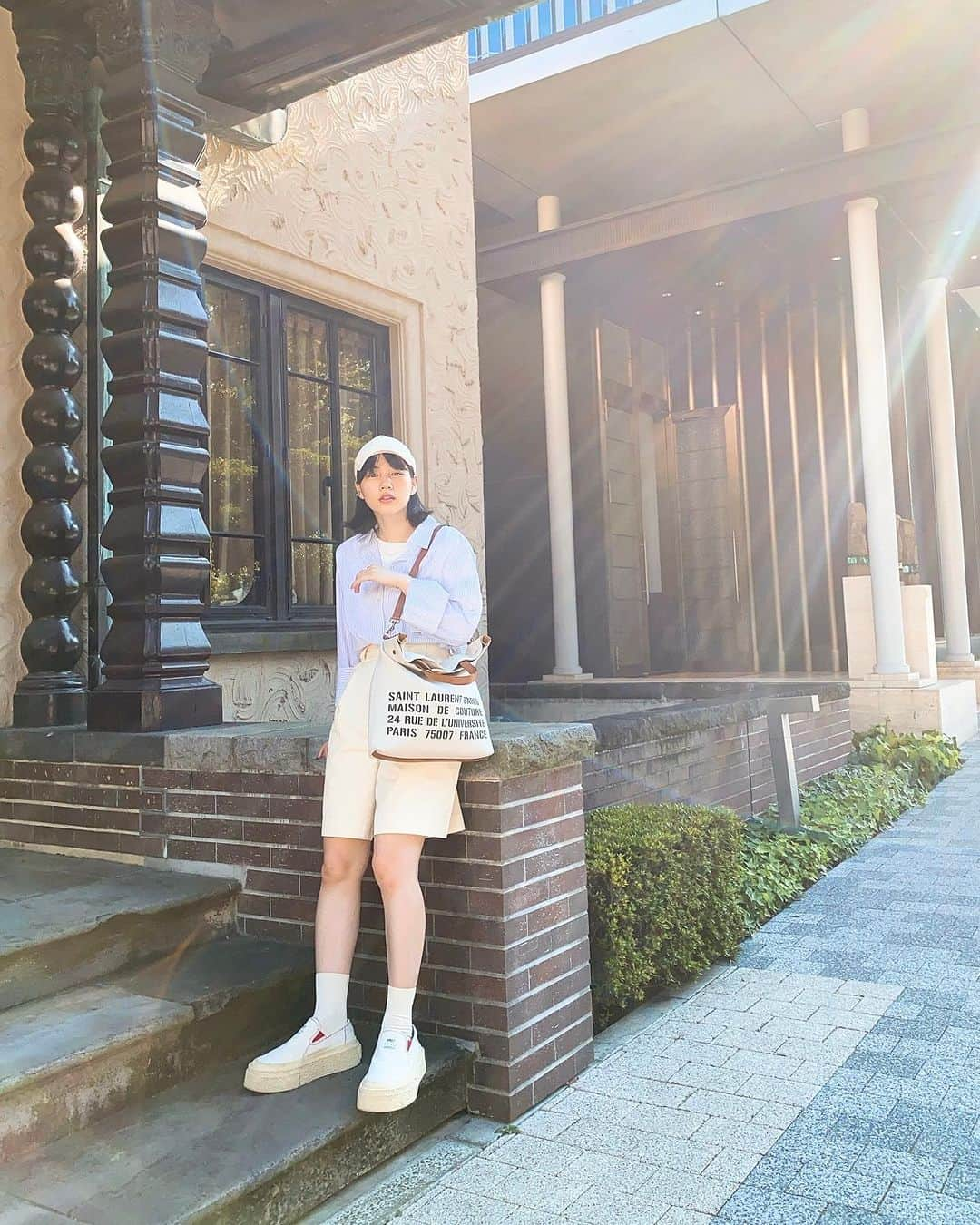 のん（能年玲奈）さんのインスタグラム写真 - (のん（能年玲奈）Instagram)「ゆったりまったりした日🧢 あんまり持ってないけどシャツが好き。 日差し強い。 #ootw」7月29日 21時17分 - non_kamo_ne