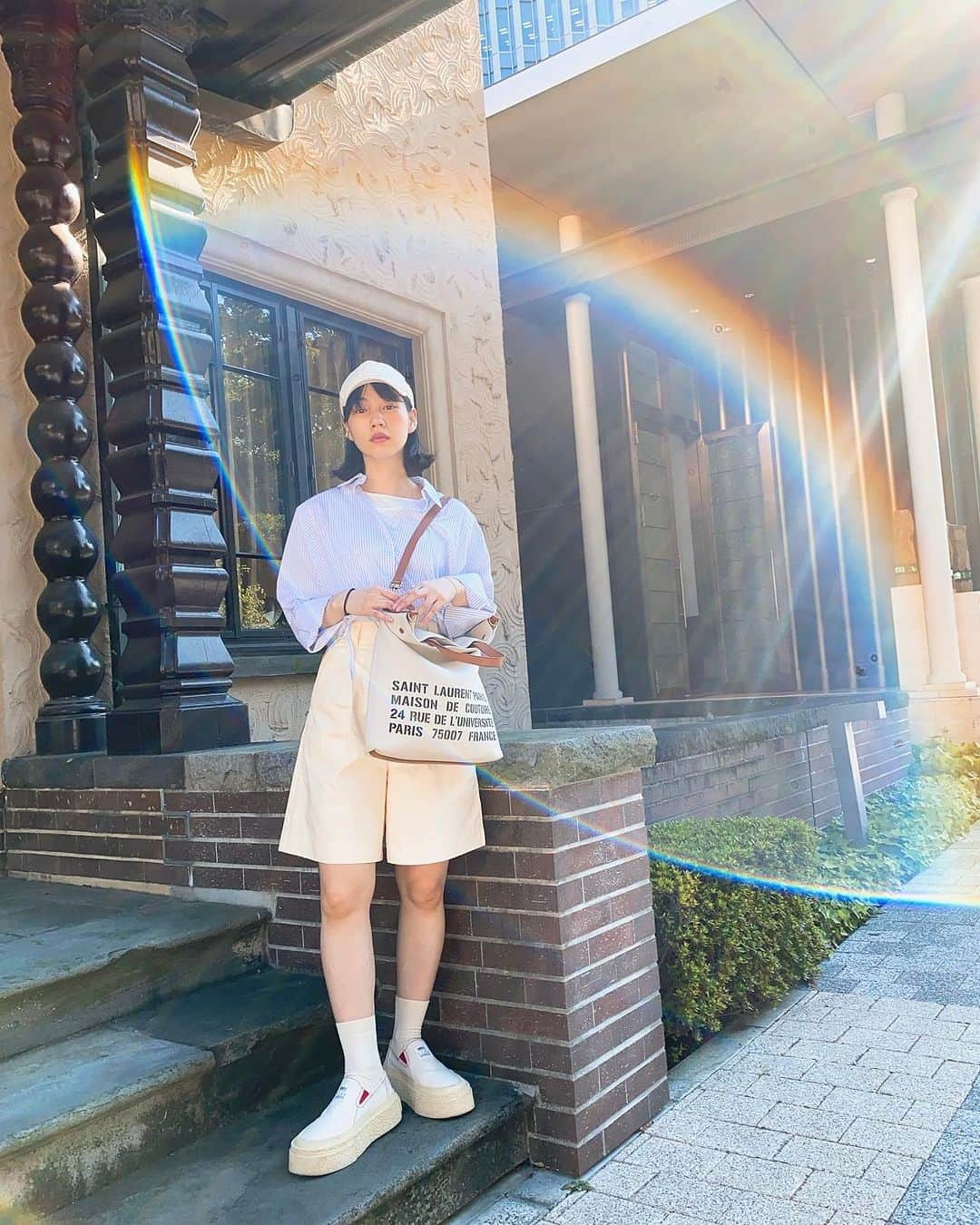 のん（能年玲奈）さんのインスタグラム写真 - (のん（能年玲奈）Instagram)「ゆったりまったりした日🧢 あんまり持ってないけどシャツが好き。 日差し強い。 #ootw」7月29日 21時17分 - non_kamo_ne