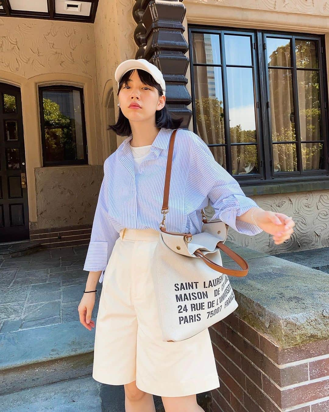 のん（能年玲奈）さんのインスタグラム写真 - (のん（能年玲奈）Instagram)「ゆったりまったりした日🧢 あんまり持ってないけどシャツが好き。 日差し強い。 #ootw」7月29日 21時17分 - non_kamo_ne