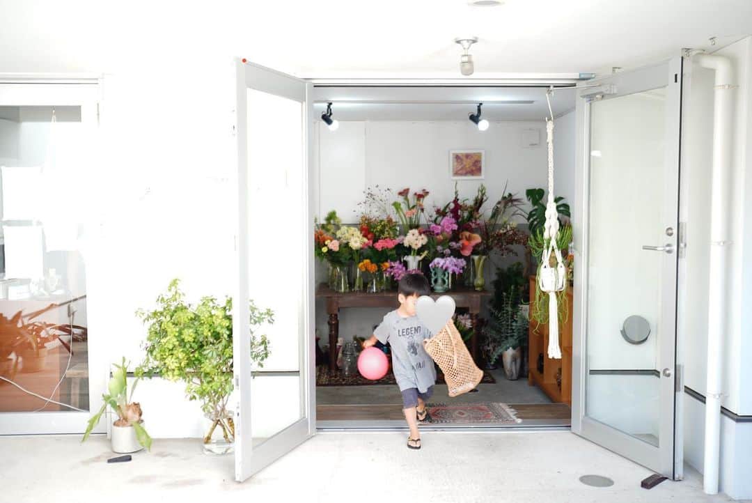 前田有紀のインスタグラム：「大切なお客様もいらっしゃったり、面接があったりで、お店にいた土曜日の午後。  東京にワンオペ子連れでいくときは、人も多いので、キッズたちが周りに迷惑をかけないように、とか色々気を遣うし緊張もする。実際、公共の場所でも、目の前のことが全部遊びにつながり、子どもたちがかなり自由なので、嫌な思いをさせてしまった方もいたらごめんなさい。  確かにハプニングも多かったけど、行く先々で東京の人の優しさが沁みたありがたい本日でした。  お店のオフィシャルの外観写真があまりないとなって、撮影してた本日。こんな感じで通りからも今日のお花たちが並んでいます！スタッフにたくさん遊んでもらって、とってもご機嫌でお店を後にする次男。 本日も暑い中たくさんの方が買いに来てくださりました。ありがとうございました🌿  NUR flower @nur__flower  東京都渋谷区神宮前4-23-6 perry houseNO,2.3 open 11:00-18:00」