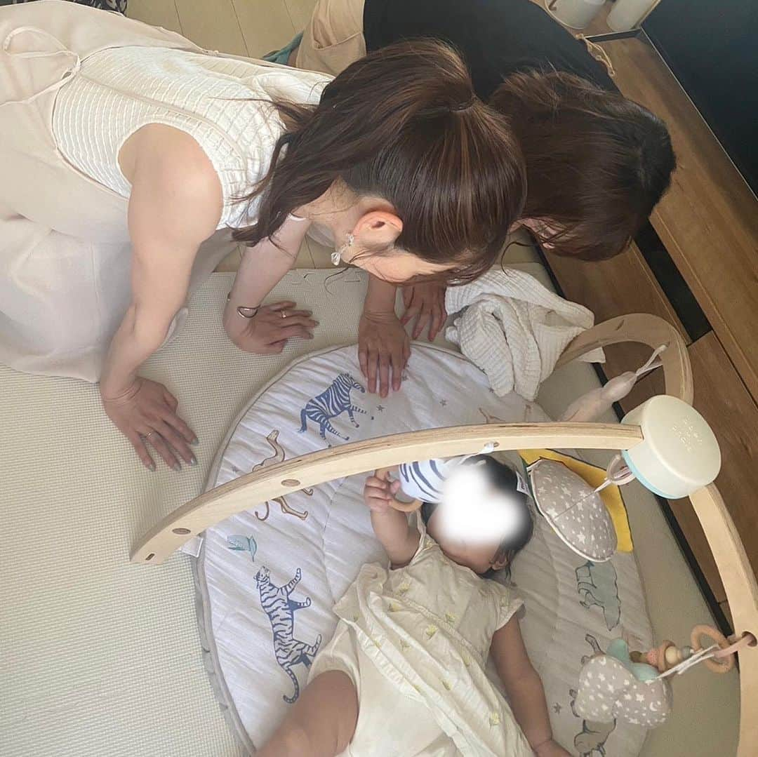 大寺かおりさんのインスタグラム写真 - (大寺かおりInstagram)「あー楽しかった💓 元RSKアナウンサーの会🍑 . 愛ちゃんが東京に遊びに来るタイミングで 守口さんのお宅に集合しました☺️ . 局アナ時代、女性アナウンサーが この4人＋奥富さんの5人の時期があって それぞれ超多忙だったけど取材から戻って アナウンス部の席でデスクワークしながら 隙間時間に話すのが癒しだった💛 (奥富さんにも会いたい🥹) . 守口さんの娘ちゃんと愛ちゃんの息子くんにも 癒されたぁ☺️子どもって本当可愛い💛 . 今回息子は風邪の治りかけで移しちゃまずいと思い 不参加にしたから次こそは🌼 . にしても本当全然時間が足りない。 週１ペースで集まりたい😂 . #守口さんおじゃましました #アナウンサー #rsk #岡山 #香川」7月29日 21時16分 - kaori_ootera