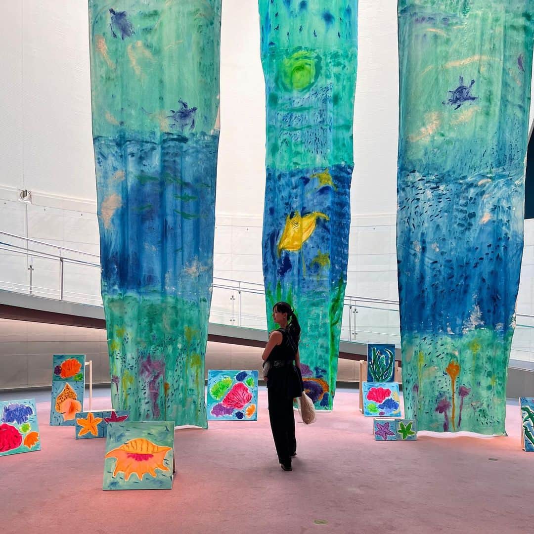 のインスタグラム：「エリーさん @ellie_omiya の個展 「海はたのしい気持ちをくれる」展へ家族で行ってきたよ🏝️ 娘も見入ってくれてました🌊  夏のお出かけは、 抱っこ紐で娘も私も汗だくです😂たすけて」