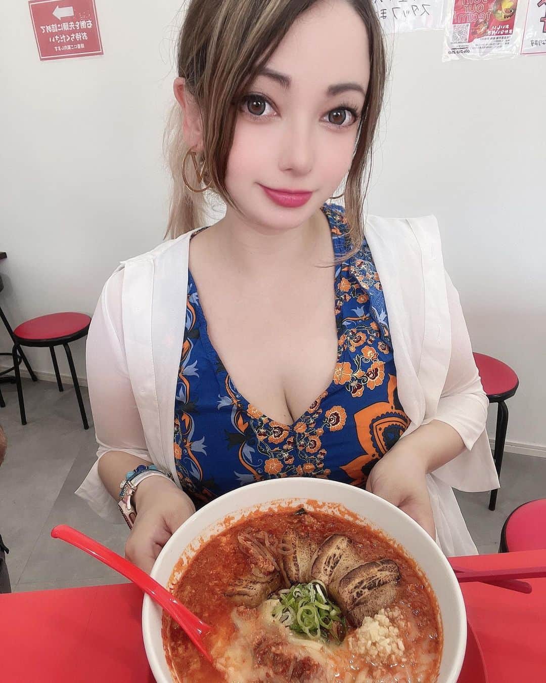 ミシェリマリコさんのインスタグラム写真 - (ミシェリマリコInstagram)「夏バテ防止❗️  夏こそ辛い物を食べて元気になる🤩✨ 先日私が大好きな辛麺が愛知県の岡崎市にあると聞いて早速行ってきました♪ 🔻詳細🔻 名古屋辛麺 鯱輪 岡崎店（麺屋はなび監修） @shachirin_okazak さん 定休日/火曜日 🔻住所🔻 愛知県岡崎市伊賀町西郷中80-4  今回は3辛、チャーシュー、チーズトッピング🧀←チーズをトッピングする事によって辛いのがまろやかになります♪ 何より大好きなこんにゃく麺❤️ 辛いスープとニンニク🧄と相性バッチリ👌 これが癖になる旨さ&辛さ🤩❤️ 辛麺は昔から大ファン❤️ 3辛は少し辛いので初心者は1辛から試してみてね♪  店内は真っ赤🤩 辛さが伝わる内装❗️ 店員さんの接客も丁寧で凄くよかった🥺✨  夏バテ気味だったけど、ニンニクと辛麺のおかげで元気になりました♪  #岡崎 #岡崎グルメ #岡崎ラーメン #ラーメン #ラーメン好き #名古屋辛麺 #辛麺 #宮崎辛麺 #こんにゃく麺 #名古屋辛麺鯱輪岡崎店 #鯱輪岡崎店 #鯱輪 #ラーメン女子」7月29日 21時16分 - michellymariko