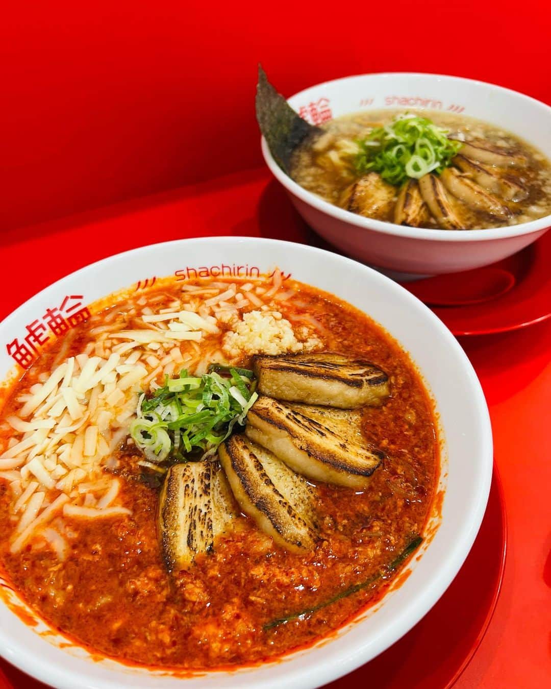 ミシェリマリコさんのインスタグラム写真 - (ミシェリマリコInstagram)「夏バテ防止❗️  夏こそ辛い物を食べて元気になる🤩✨ 先日私が大好きな辛麺が愛知県の岡崎市にあると聞いて早速行ってきました♪ 🔻詳細🔻 名古屋辛麺 鯱輪 岡崎店（麺屋はなび監修） @shachirin_okazak さん 定休日/火曜日 🔻住所🔻 愛知県岡崎市伊賀町西郷中80-4  今回は3辛、チャーシュー、チーズトッピング🧀←チーズをトッピングする事によって辛いのがまろやかになります♪ 何より大好きなこんにゃく麺❤️ 辛いスープとニンニク🧄と相性バッチリ👌 これが癖になる旨さ&辛さ🤩❤️ 辛麺は昔から大ファン❤️ 3辛は少し辛いので初心者は1辛から試してみてね♪  店内は真っ赤🤩 辛さが伝わる内装❗️ 店員さんの接客も丁寧で凄くよかった🥺✨  夏バテ気味だったけど、ニンニクと辛麺のおかげで元気になりました♪  #岡崎 #岡崎グルメ #岡崎ラーメン #ラーメン #ラーメン好き #名古屋辛麺 #辛麺 #宮崎辛麺 #こんにゃく麺 #名古屋辛麺鯱輪岡崎店 #鯱輪岡崎店 #鯱輪 #ラーメン女子」7月29日 21時16分 - michellymariko