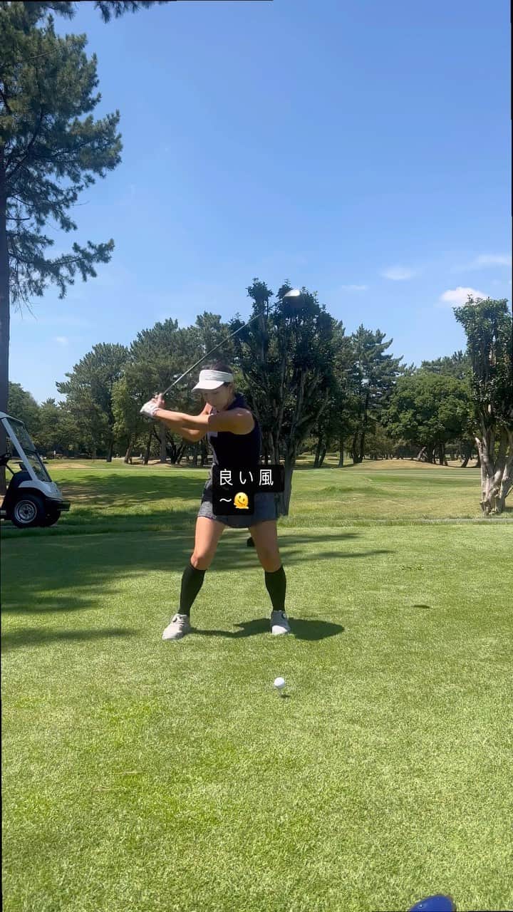 杉山美帆のインスタグラム：「風強い方が嬉しい夏🫠 日陰にいたら涼しかったな〜😆🙏  #バイトするならエントリー  #全研本社 #myアセット #golf #ゴルフ #ゴルフスイング #golfswing  #ドライバー #飛距離アップ」