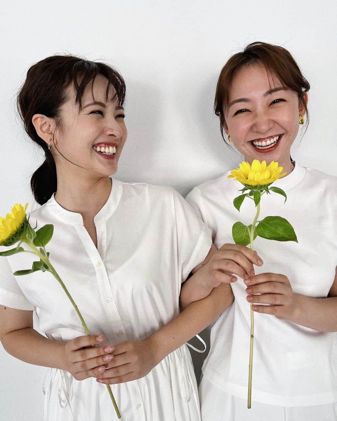 のインスタグラム：「先日仕事現場で会ったなっちゃん☺️ 写真撮ろうよ〜となったものの、2人とも服が真っ白！ 背景の壁も真っ白！ 小道具のお花をお借りして、ようやく色が加わりました🌻  #おすぎとおなつ #同期 #TEAM2019」