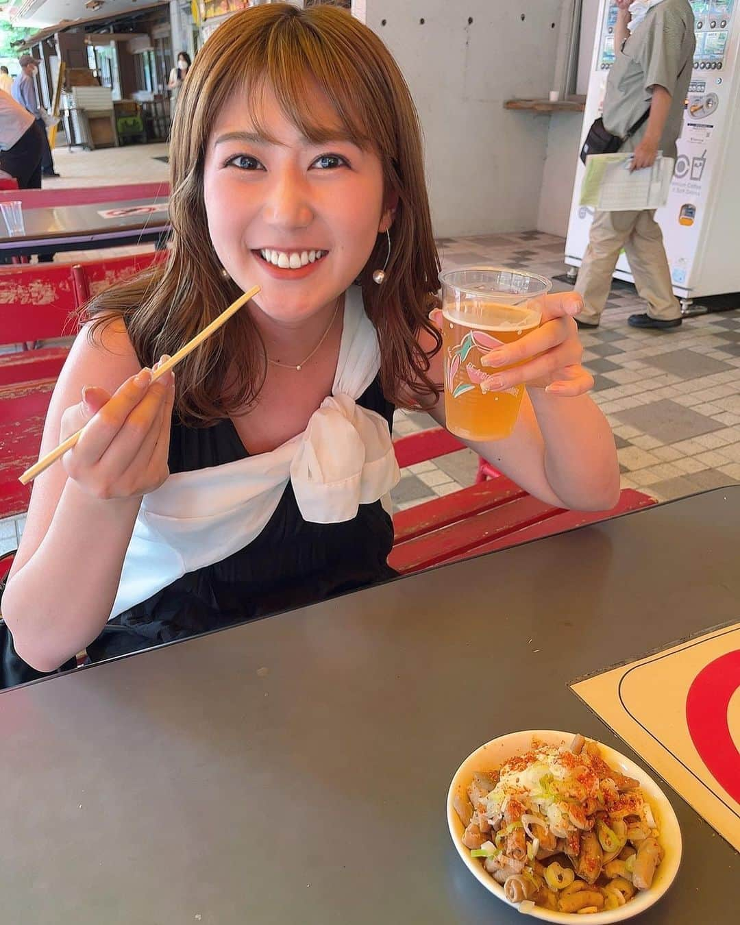 篠原栞那のインスタグラム：「❤︎  インスタはストーリーばっかりで 全然投稿してなかったです、、、🤣  なんやかんや夏満喫してるので ちょこちょこ写真あげよう！って気持ち🫶  まずは先日えみさんと行った #たちかわ競輪 🚴‍♂️  #立川 #立川グルメ #競輪 #競輪好きな人と繋がりたい #立川競輪 #ビール #ビール女子 #暑い日のビール最高 #お酒好き女子」