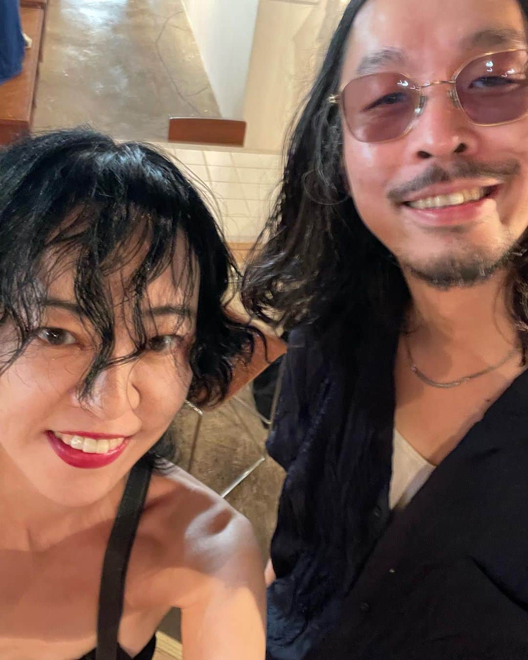 のインスタグラム：「新代田FEVERに隣接するフライドチキンとお酒のお店pootleにてThe Novembersのデビューからビジュアルを手がけるtobird (@tobird )くんの展示と愛すべき我らのギタリスト ケンゴマツモトによる手作りレモンサワー🍋のイベントに行って来ました！！ レモンサワーの写真は撮り忘れました！  私が購入したtobird くんのコラージュのハガキ。 そして、しばし、彼とお話しましたが絵の話をたくさんできたのと関係ない話も出来てとても楽しかった！ ナイスガイ！そして細かく繊細想像力を掻き立てる作品は何回みても 飽きません！素晴らしかった！」