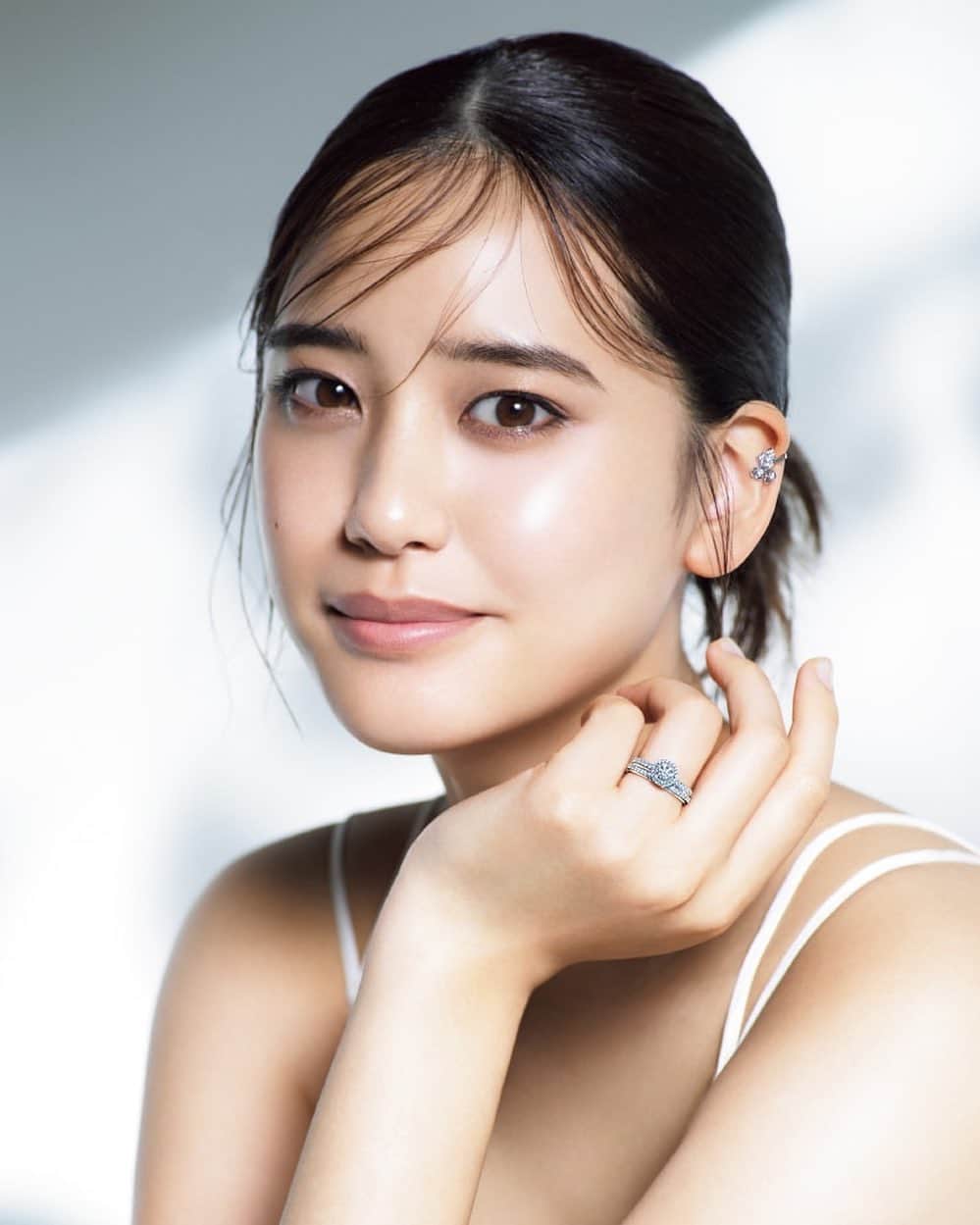 山崎紘菜のインスタグラム：「@classy_mag_insta  9月号、みてねぇ😳 #発売中」