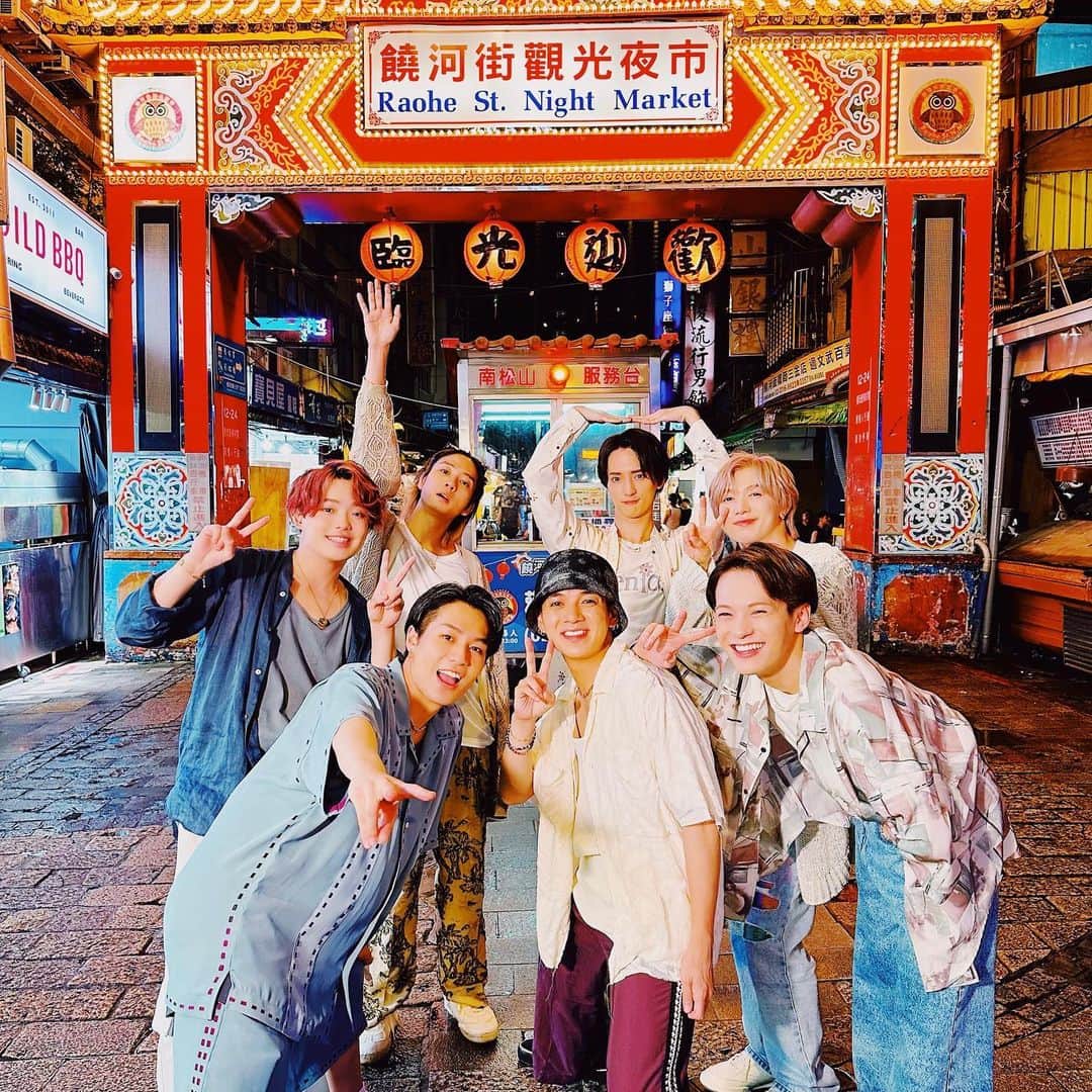 のインスタグラム：「⁡ ⁡ 我們去台灣夜市逛了逛🚶🏻 吃了美味的食物並且很享受✨ 台灣很好！我們還會再去！ 我們愛你們🫶 ⁡ 台湾の夜市を散歩しました🚶🏻 美味しいご飯も食べられて満喫しました✨ 台湾最高！また来るね！ ⁡ We walked around the night market in Taiwan🚶🏻 And also we ate delicious food and enjoyed it✨ We love Taiwan! See you again soon! ⁡ #TJgram #WorldwideTJ #Johnnys #TravisJapan」