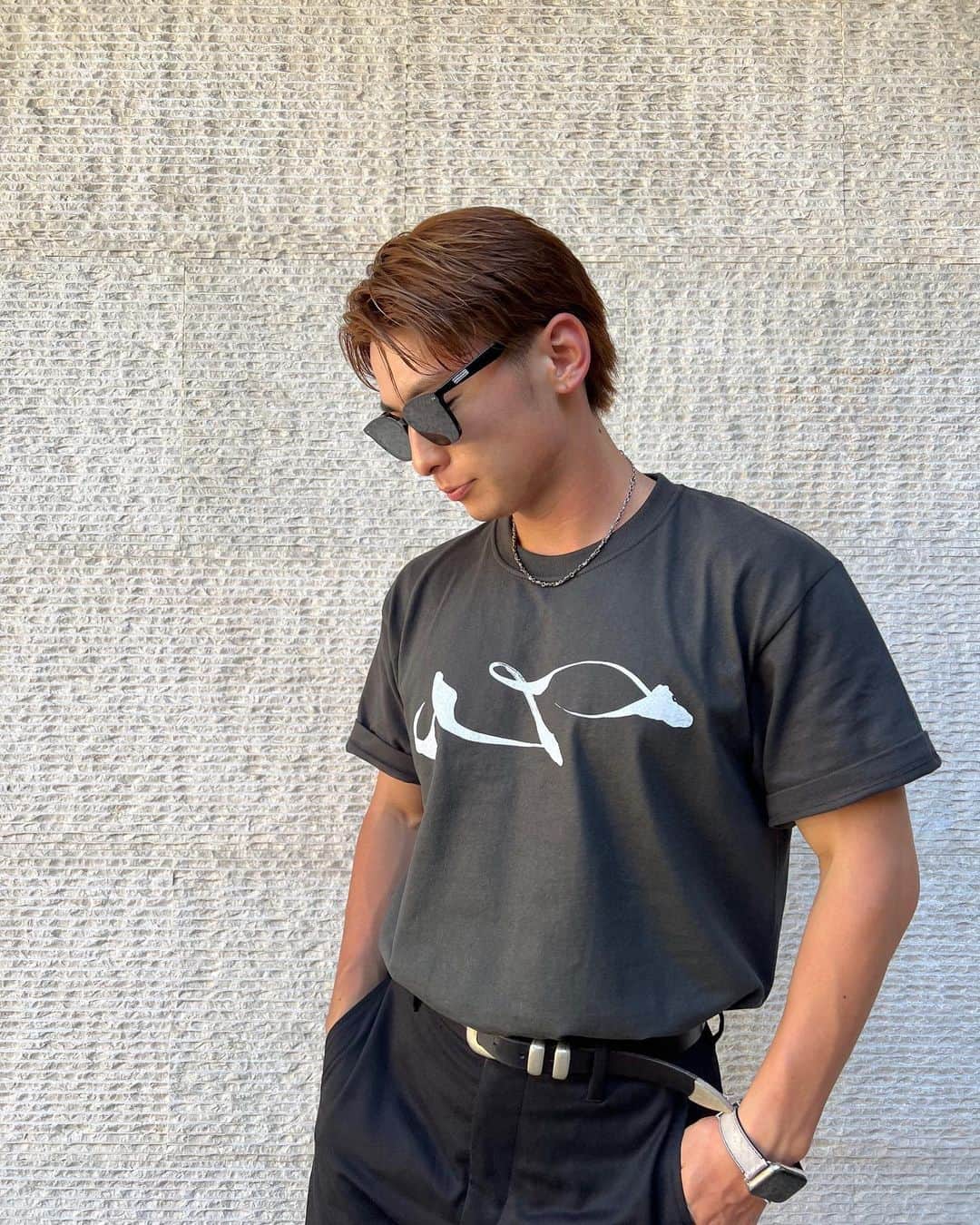 小見山直人 のインスタグラム：「🙋‍♂️✨ りょうさん　@ryo_uchiyama_roy が作ったTシャツ✨ 前後ろとりょうさんが書いた字がめちゃくちゃ良い感じ👍✨ 字やけどデザインって感じでめっちゃいい👏✨ 生地もめっちゃいいしこれからいっぱい着ていこ🙋‍♂️」
