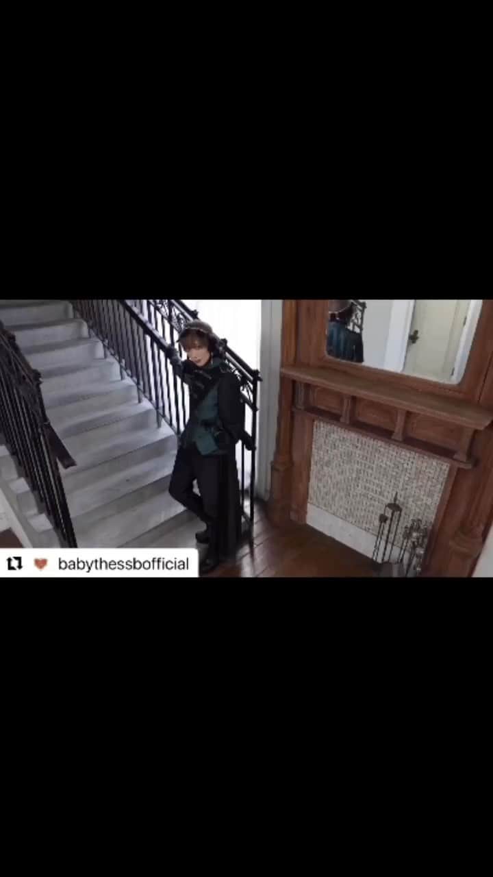 ルウトのインスタグラム：「👑🌳  #Repost @babythessbofficial with @use.repost ・・・ ALICE and the PIRATES 新作ご予約「森の不思議な案内人」シリーズ  ■店舗ご予約希望受付期間(抽選):2023年7月28日(金)～7月31日(月)12時 抽選結果は 2023年8月3日(木) 各店開店以降 店舗より順次ご連絡させていただきます。  ■通販ご予約期間(先着):2023年7月28日(金)12時～7月31日(月)12時  P19JK320 森の不思議な案内人トレーン付ジャケット グリーン/黒 ¥43,800+税  P19PT606 森の不思議な案内人レースベルト付きロングパンツ 黒 ¥18,800+税  P19HA941 森の不思議な案内人羽根のヘア飾り 黒 ¥7,600+税  #ALICEandthePIRATES #アリスアンドザパイレーツ」